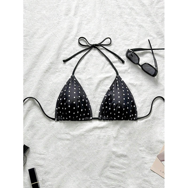 Klassisk svart dam triangelbikini med vita prickar, justerbara band för optimal sommarstil.