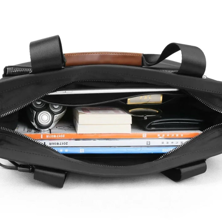 Stilren svart laptopväska med robust skydd. Idealisk professionell arbetsväska för din dator.