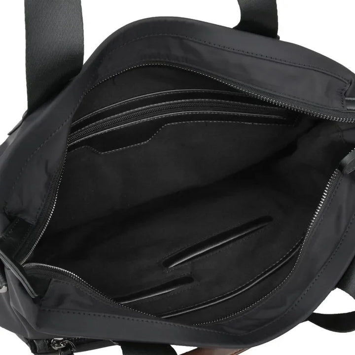 Organiserad svart kontorsväska för laptop. Säker och elegant datorväska med flera fack.
