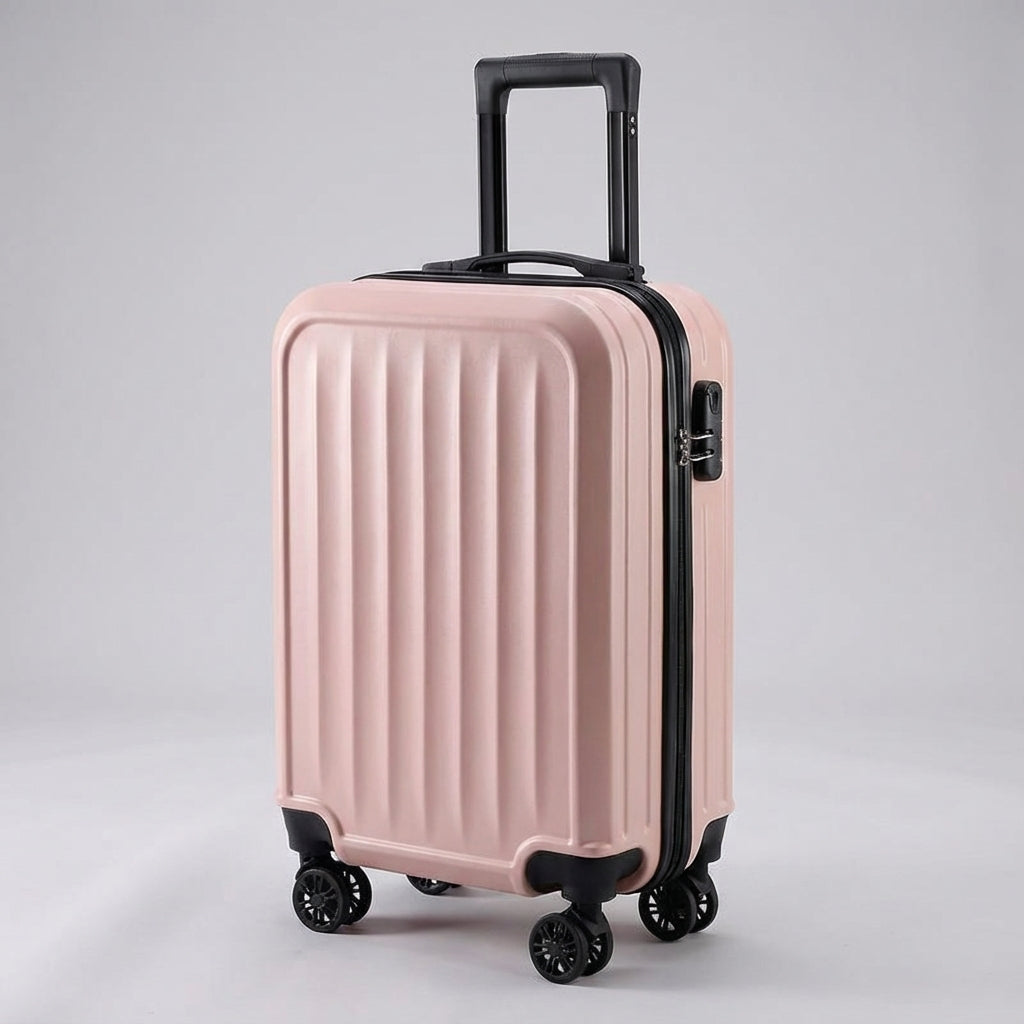Smidig svart Traveon räfflad hjulväska. Resväska med elegant design och funktionella fack för organiserad packning.