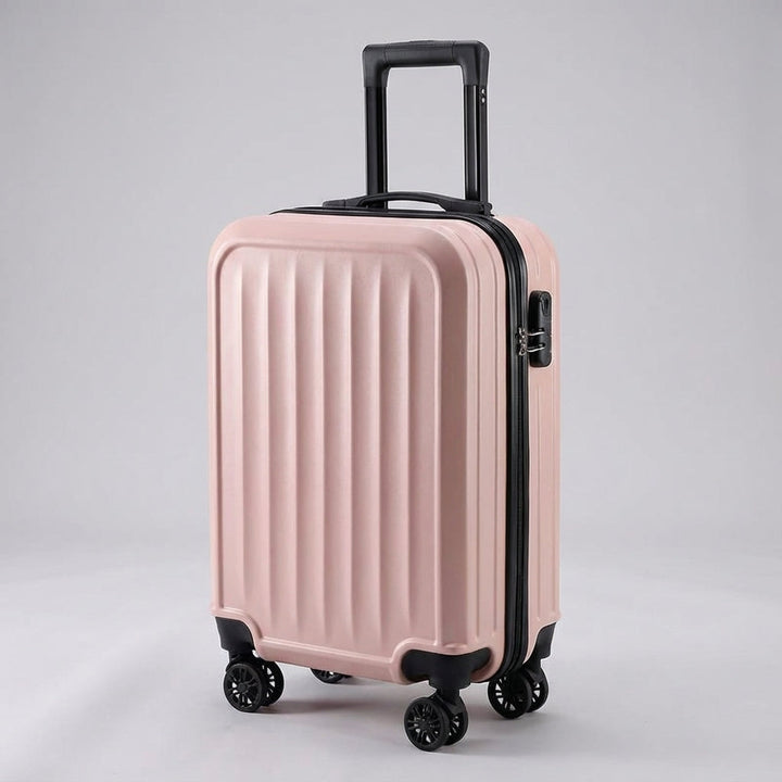 Smidig svart Traveon räfflad hjulväska. Resväska med elegant design och funktionella fack för organiserad packning.