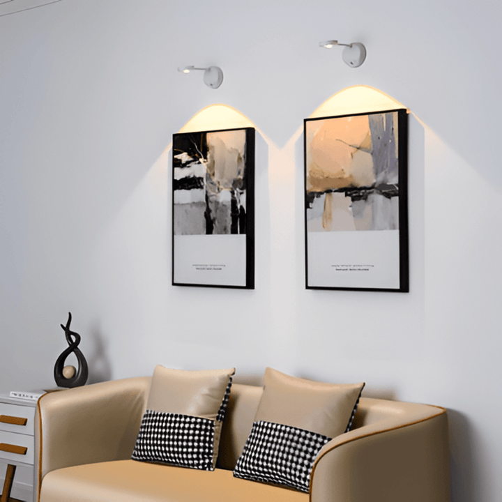 Trådlös LED spotlight med magnetfäste, monterad i hall för smart rörelsestyrd inomhusbelysning.