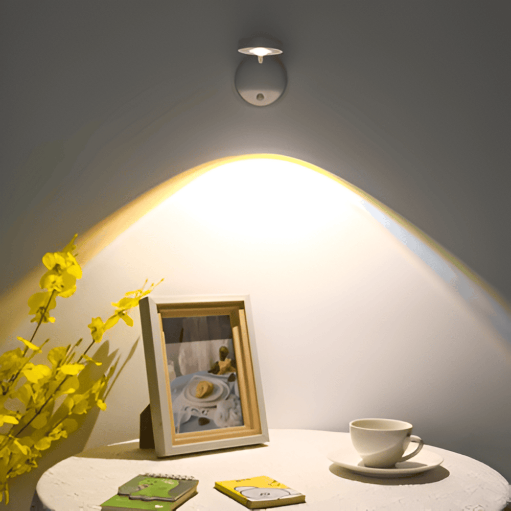 Justerbar LED spotlight som ger riktad belysning för trappor eller konstverk. Rörelsestyrd.