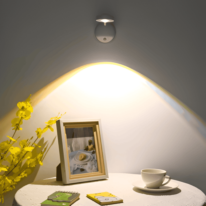 Justerbar LED spotlight som ger riktad belysning för trappor eller konstverk. Rörelsestyrd.