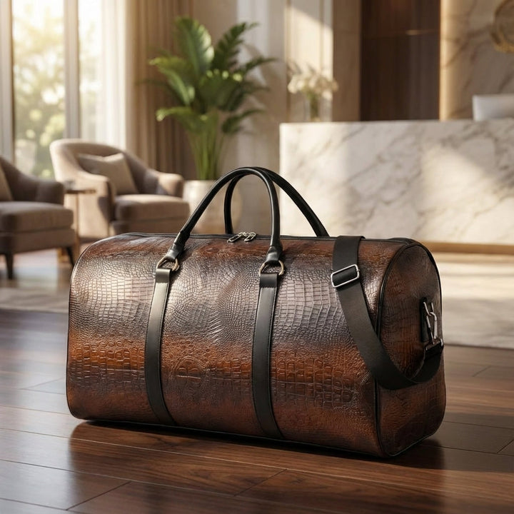 Svart resväska med justerbar axelrem, perfekt som handbagage för korta resor. Slitstark duffelväska.