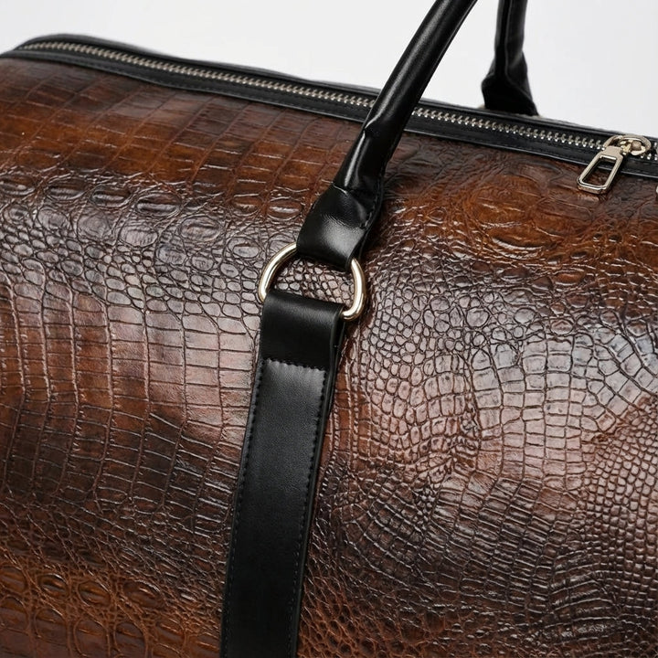 Slitstark resväska i svart design med justerbar axelrem, passar som handbagage och duffelväska.