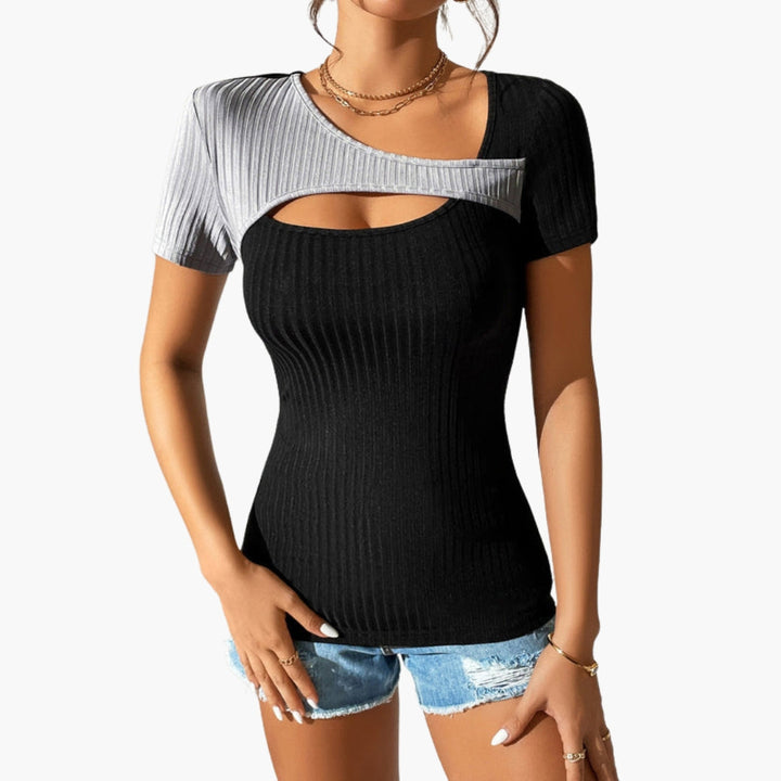 Svart ribbad dam t-shirt med asymmetrisk halsringning och trendig bröstutskärning, kortärmad topp för vardag.