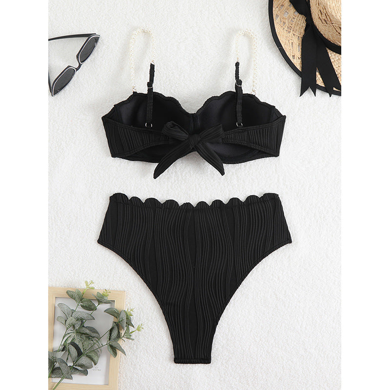 Trendig svart ribbad push-up bikini med skulpterad design. Dam badkläder för soliga dagar vid strand/pool.