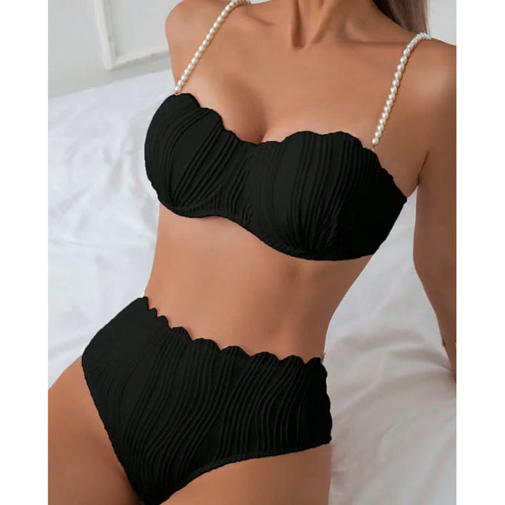 Svart push-up bikini med ribbade detaljer för dam. Idealiska sommarbadkläder för strand, pool och semester.