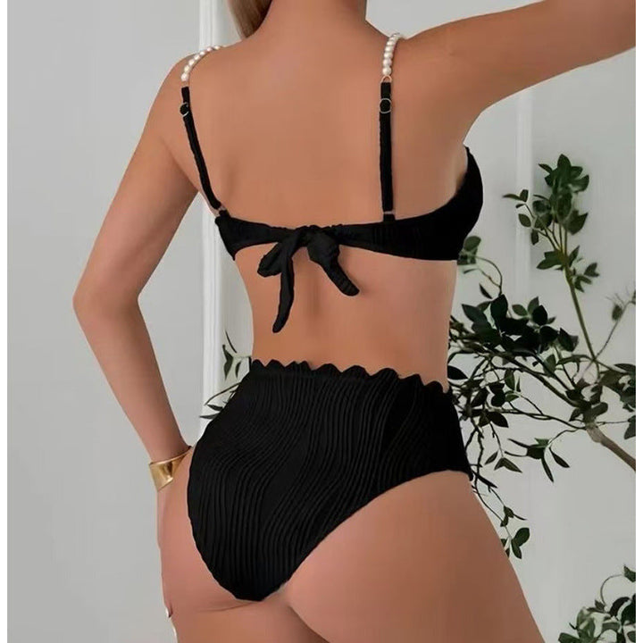 Stilren svart ribbad push-up bikini, dammodell med skulpterad design. Trendiga badkläder för sommar och strand.