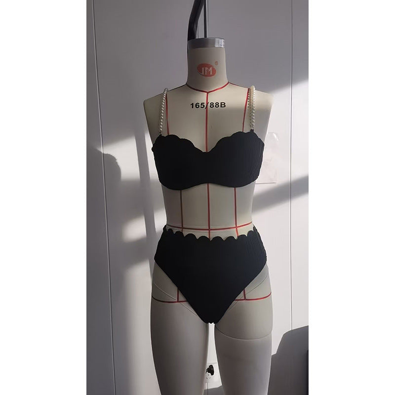 Dam push-up bikini i svart ribbat tyg, bekväma badkläder. Perfekt för sommarens strand- och pooldagar.