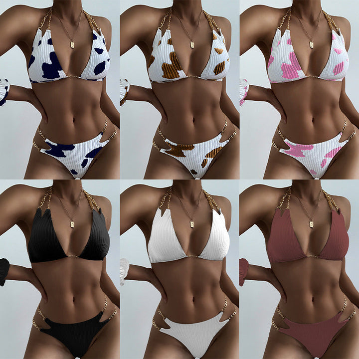 Svart ribbad triangelbikini för dam med elegant kedjedetalj. Perfekt badkläder för sommar och strand.