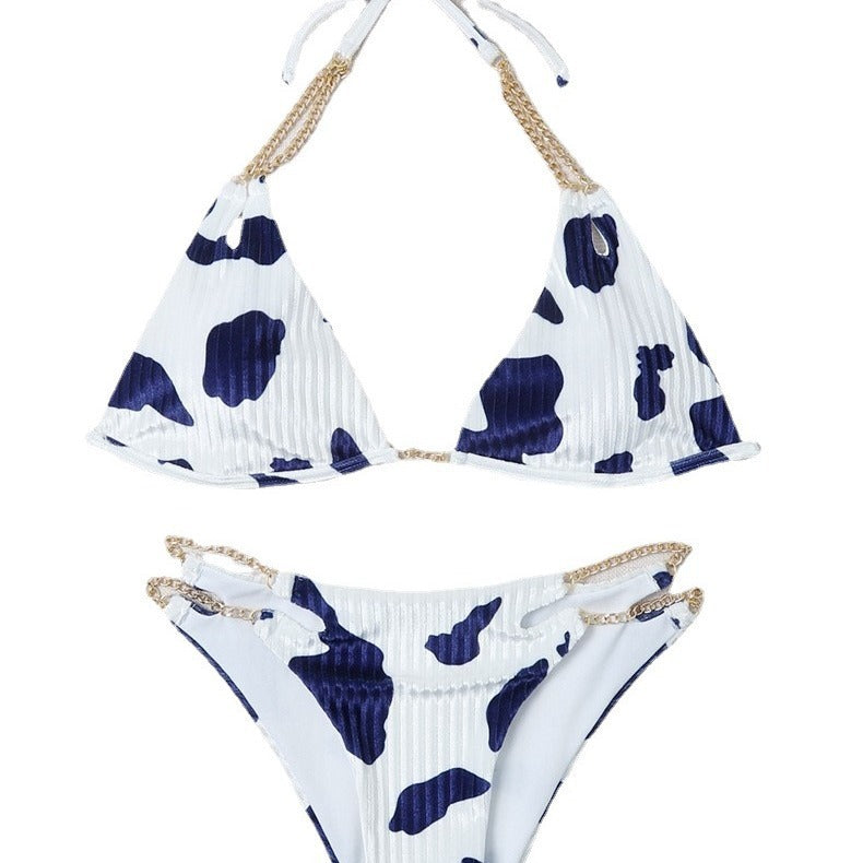 Modern damtriangelbikini med ribbad textur och kedja. Bekväma badkläder i svart för en snygg stil.