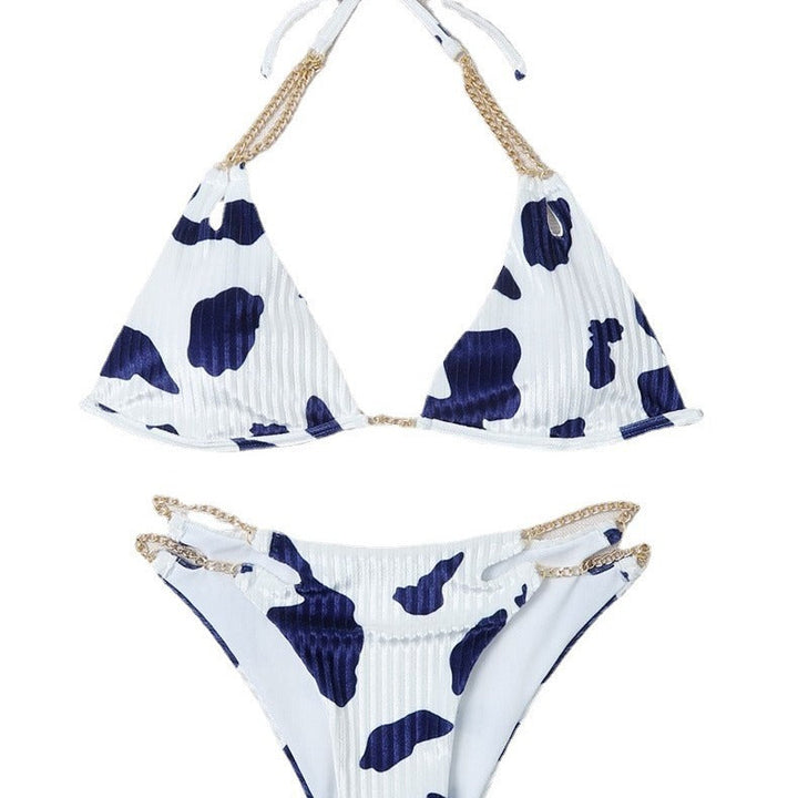Modern damtriangelbikini med ribbad textur och kedja. Bekväma badkläder i svart för en snygg stil.