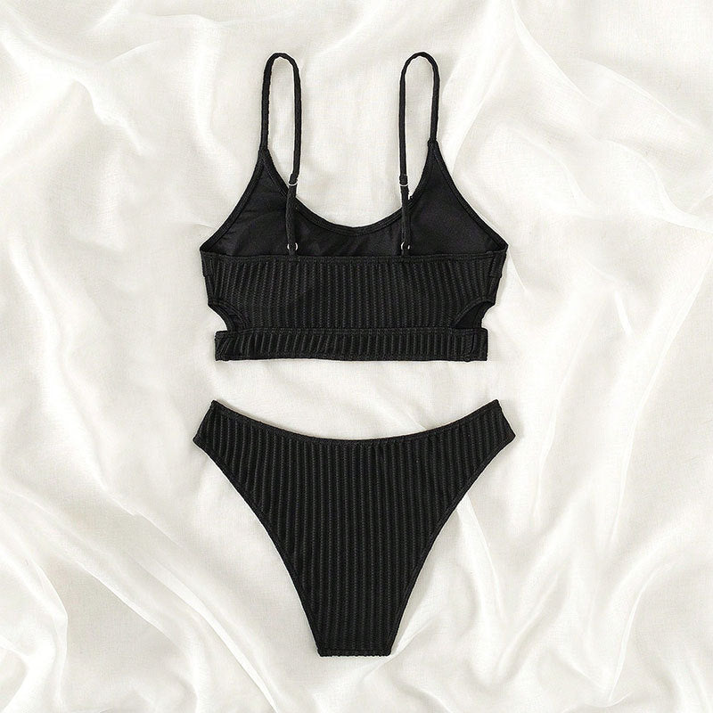 Trendigt dam triangelbikini-set i svart ribbat material, med hög skärning och justerbara axelremmar.