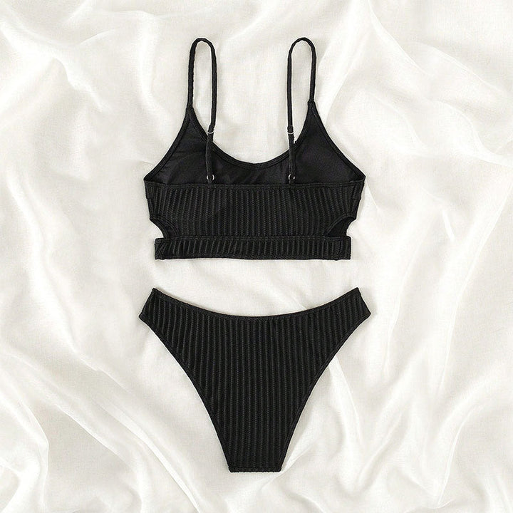 Trendigt dam triangelbikini-set i svart ribbat material, med hög skärning och justerbara axelremmar.