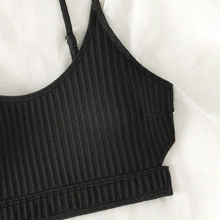 Detaljbild: Damernas svarta ribbade triangelbikini-topp med justerbara axelband för en perfekt passform.