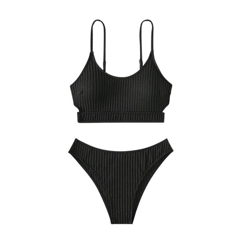 Svart triangelbikini set för dam, med ribbad textur, justerbara remmar och hög skärning. Sommarens badmode.