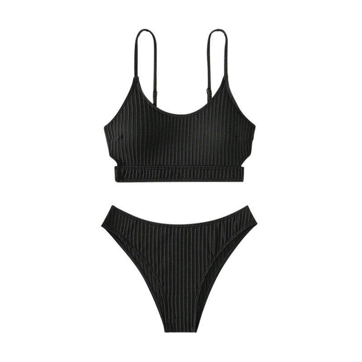 Svart triangelbikini set för dam, med ribbad textur, justerbara remmar och hög skärning. Sommarens badmode.