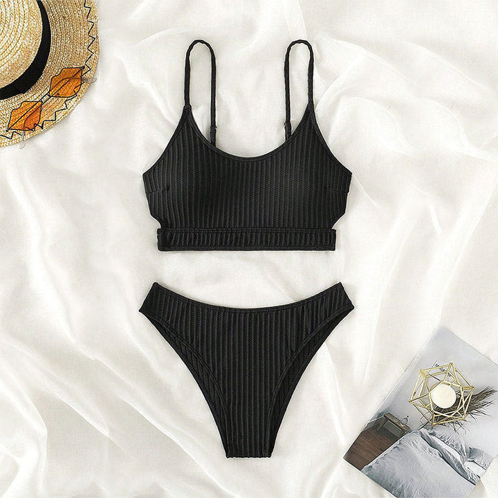 Elegant ribbad dam-bikini i svart. Triangeltopp och högskuren trosa, idealisk för soliga dagar vid poolen.