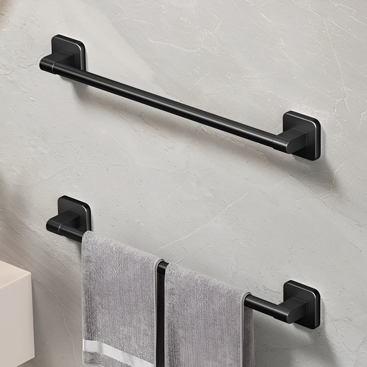 Elegant självhäftande handdukshållare i svart aluminium. Praktiskt badrumstillbehör.