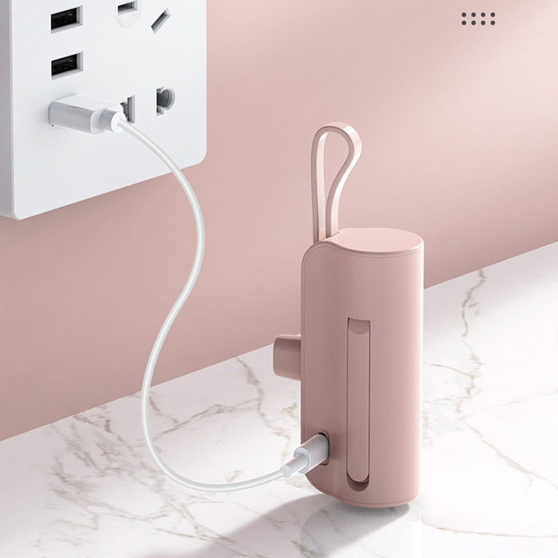 "Svart snabbladdande mini powerbank med 2-i-1 kabel, kompatibel med Android och Apple, kompakt design."