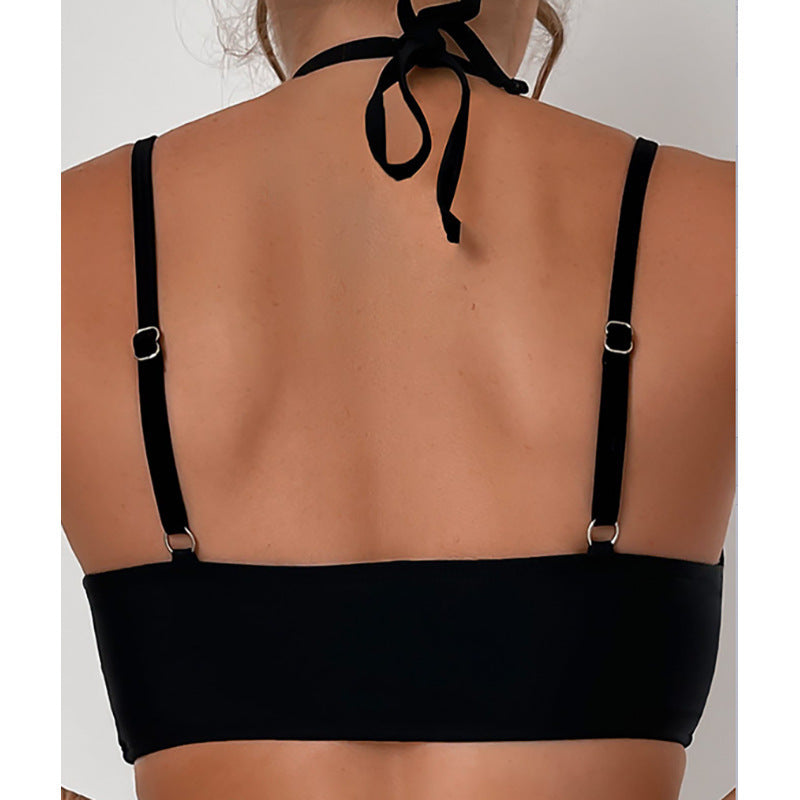 Elegant svart bikiniöverdel för dam. Trendiga badkläder för sommar och pool, stilrent strandmode.
