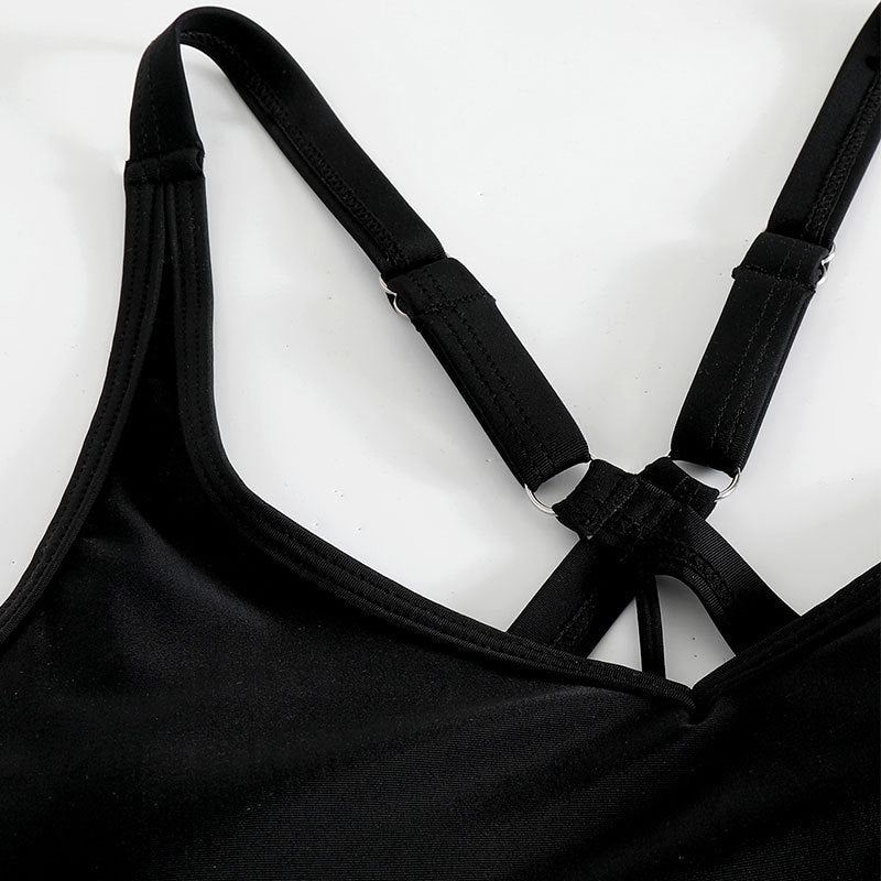 Elegant svart tankini för damer, designad för en smickrande siluett. Idealisk för sommar och sportig simning.