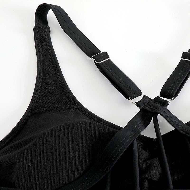 Justerbar sportig tankini-topp och trosa i svart för kvinnor. Bekväma badkläder för strand och vattenaktiviteter.