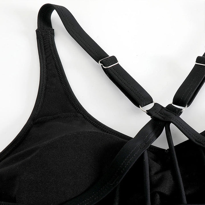 Justerbar sportig tankini-topp och trosa i svart för kvinnor. Bekväma badkläder för strand och vattenaktiviteter.