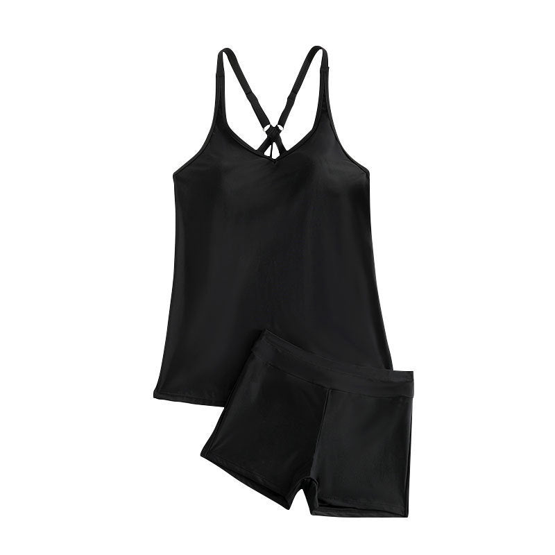 Svart tankini-set med justerbara detaljer, som framhäver en smickrande siluett. Perfekt för simning och strandliv.