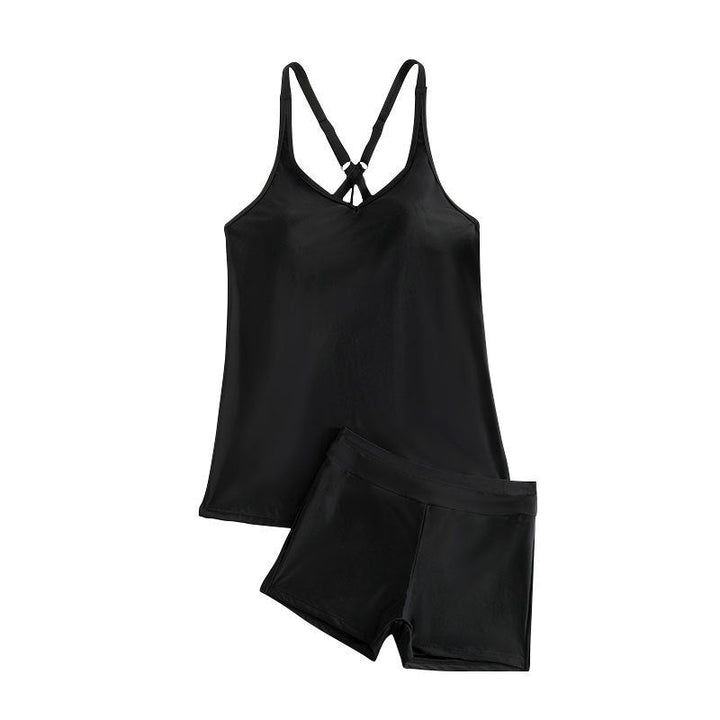 Svart tankini-set med justerbara detaljer, som framhäver en smickrande siluett. Perfekt för simning och strandliv.