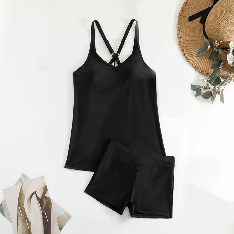 Kvinnors moderna svarta tankini, bekväm och sportig. Passar utmärkt för sommarens alla bad- och strandäventyr.