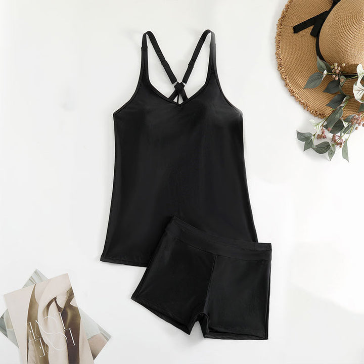 Kvinnors moderna svarta tankini, bekväm och sportig. Passar utmärkt för sommarens alla bad- och strandäventyr.