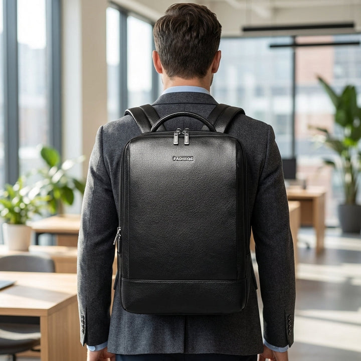 Svart stilfull läderryggsäck UrbanLuxe, unisex, perfekt för arbete & studier, rymmer 17" laptop, hållbar.