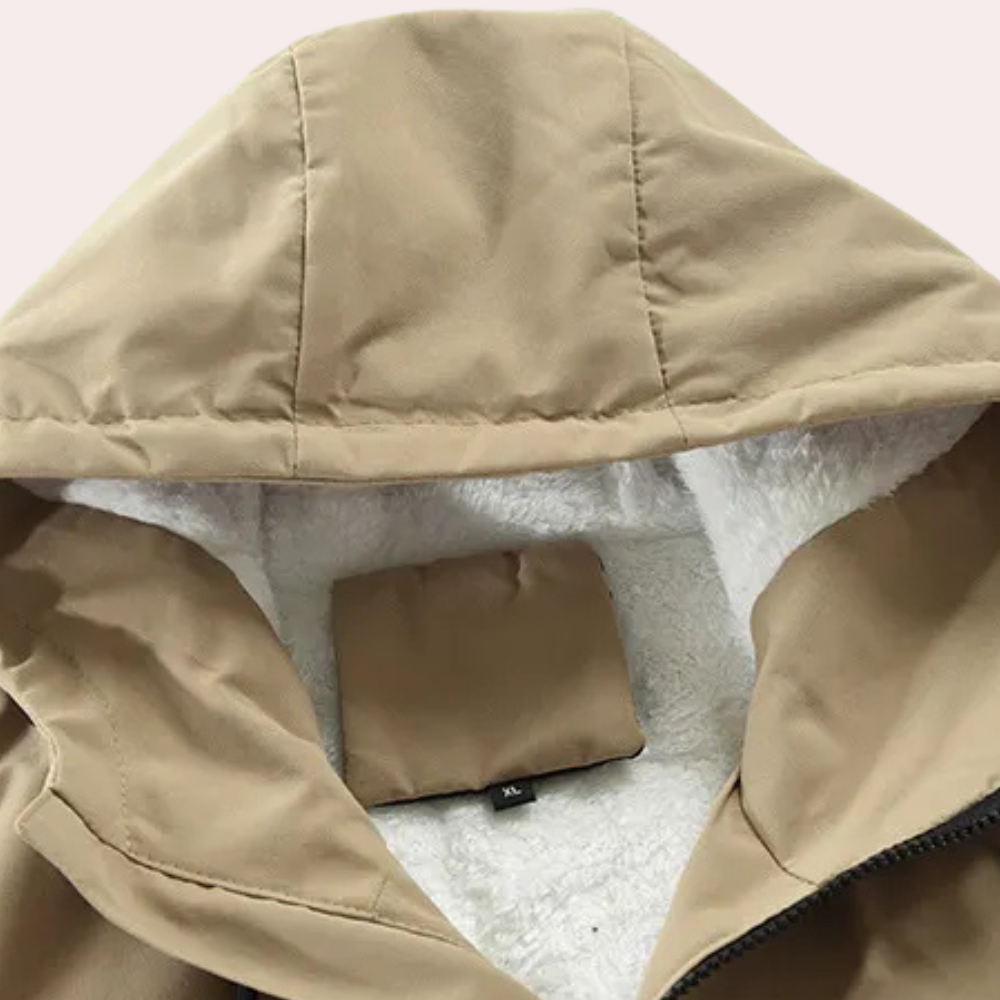Beige herrjacka, varm och stilren vinterparkas. Perfekt för kalla väder och mode.