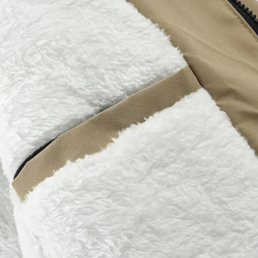 Varm khaki herr ytterplagg, stilren vinterjacka. Bekväm parkas för kalla väder.