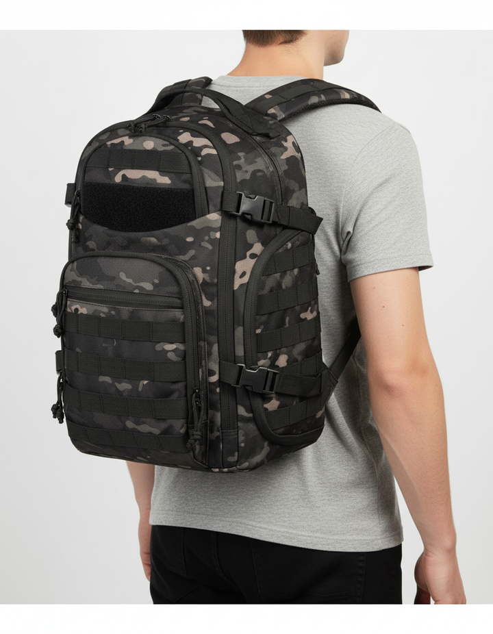 Vattentålig 35L militärinspirerad ryggsäck för utomhusbruk, med gott om förvaring och robust design.