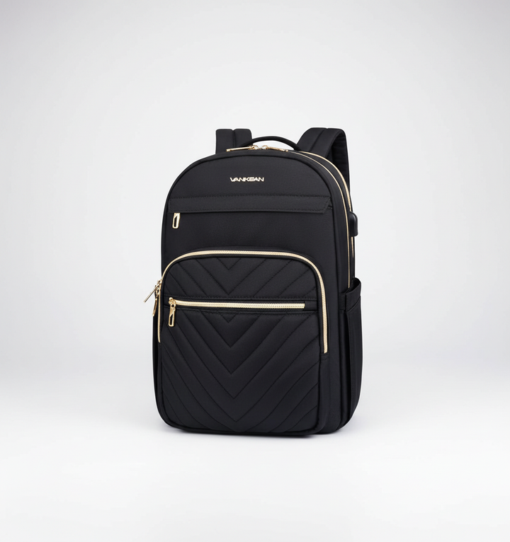 Detaljbild av TechPack ryggsäck med integrerad USB-laddningsport, bekvämt för att ladda enheter på resan.