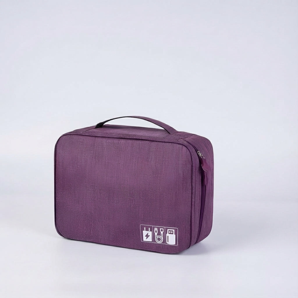 TechTidy reseorganisatör bredvid laptop, fylld med teknikprylar. Allt samlat och nära till hands.