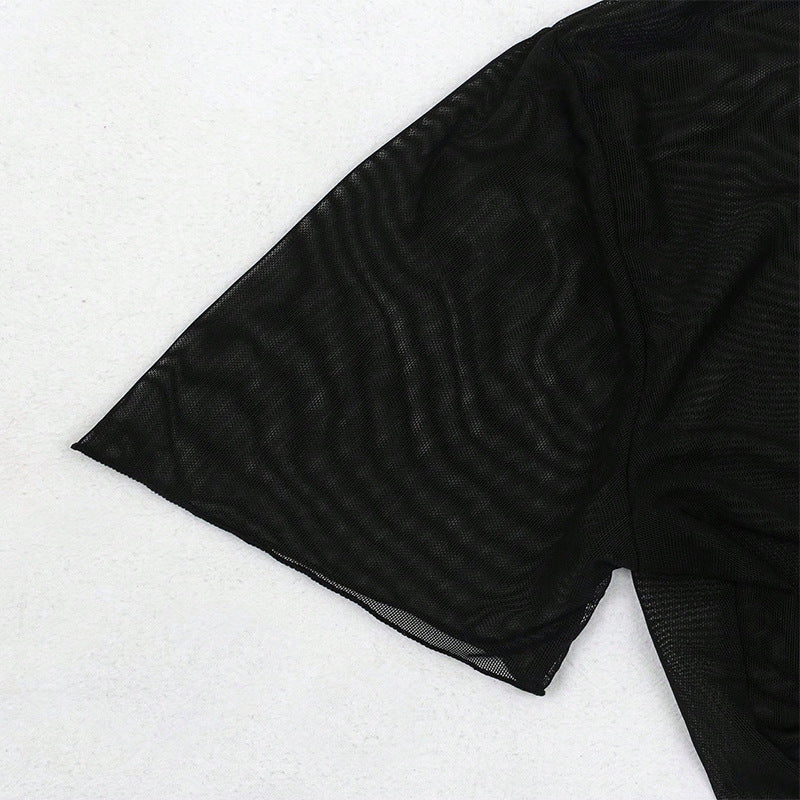 Festtopp: kortärmad transparent blus med knyt-detalj, snygg för modeintresserade kvinnor.