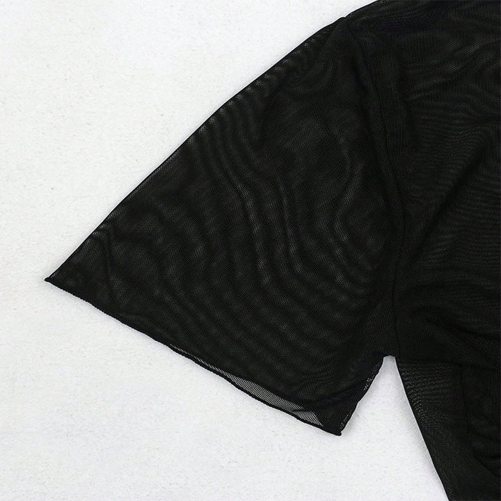Festtopp: kortärmad transparent blus med knyt-detalj, snygg för modeintresserade kvinnor.