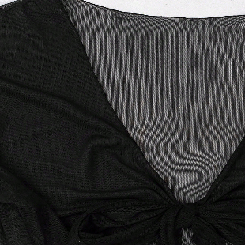 Moderiktig svart transparent crop-blus med kort ärm och justerbar knyt-front.