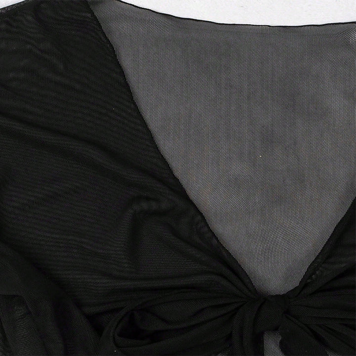 Moderiktig svart transparent crop-blus med kort ärm och justerbar knyt-front.
