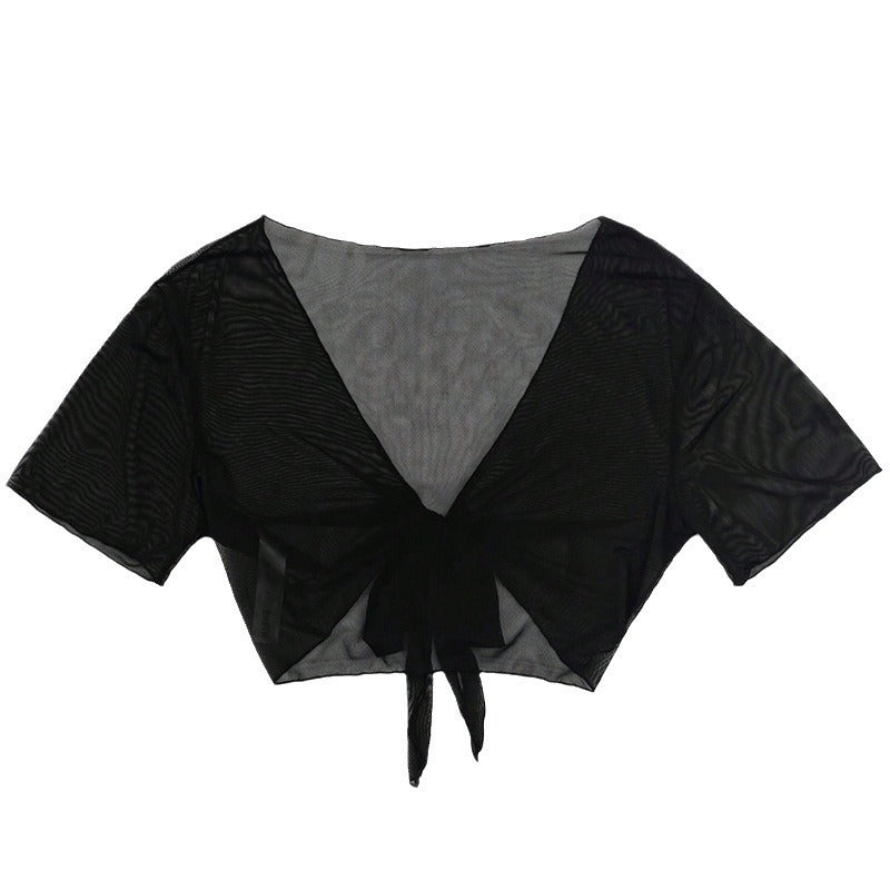 Dam transparent crop-top blus, kortärmad med snygg knyt-detalj och djup v-ringning.