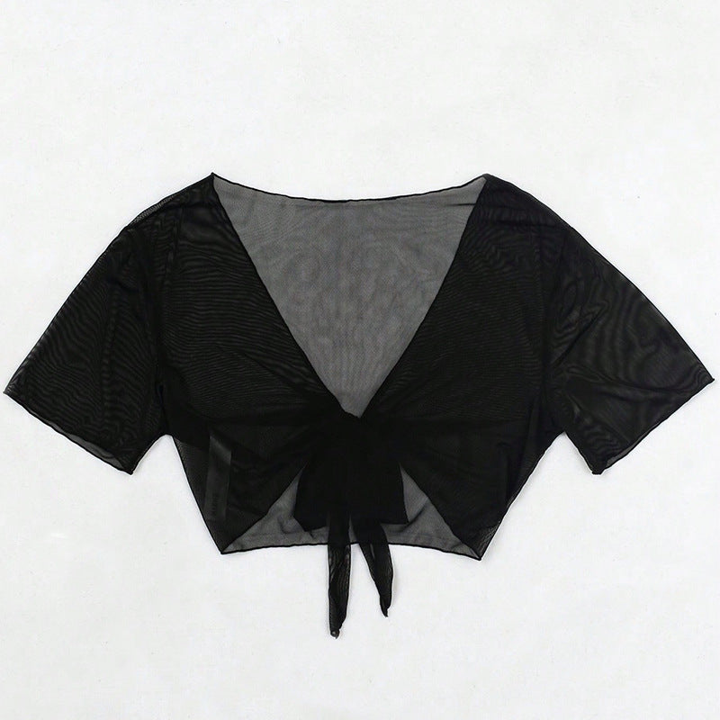 Sommar blus: svart transparent damtopp med chic knytning fram, perfekt för kvällen.