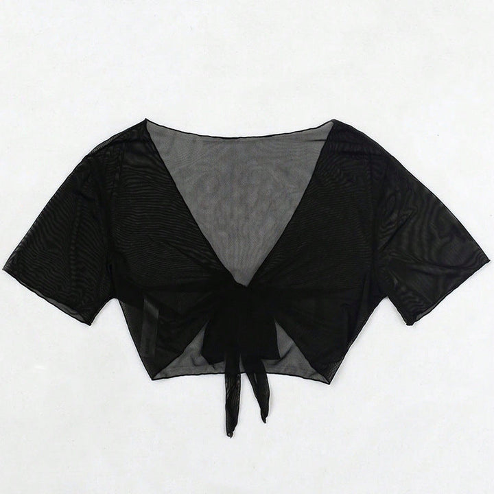 Sommar blus: svart transparent damtopp med chic knytning fram, perfekt för kvällen.