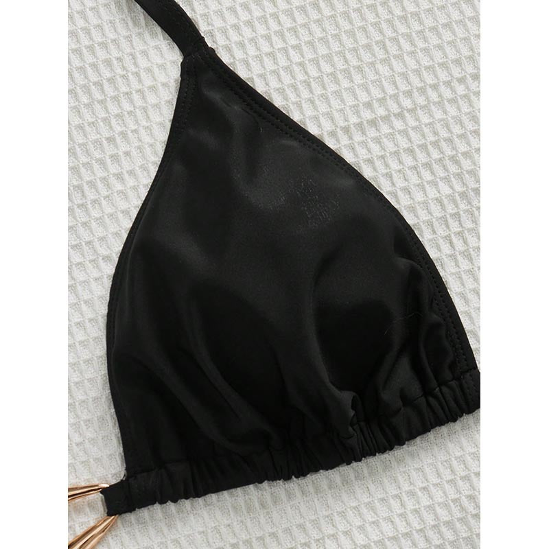 Svart triangel bikiniöverdel med lyxigt guldspänne. Stilrena justerbara strandkläder för en elegant look.