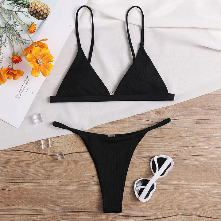 Svart triangel bikinitopp för dam, perfekt för strandmode och simning. Smickrande passform för en snygg sommarlook.