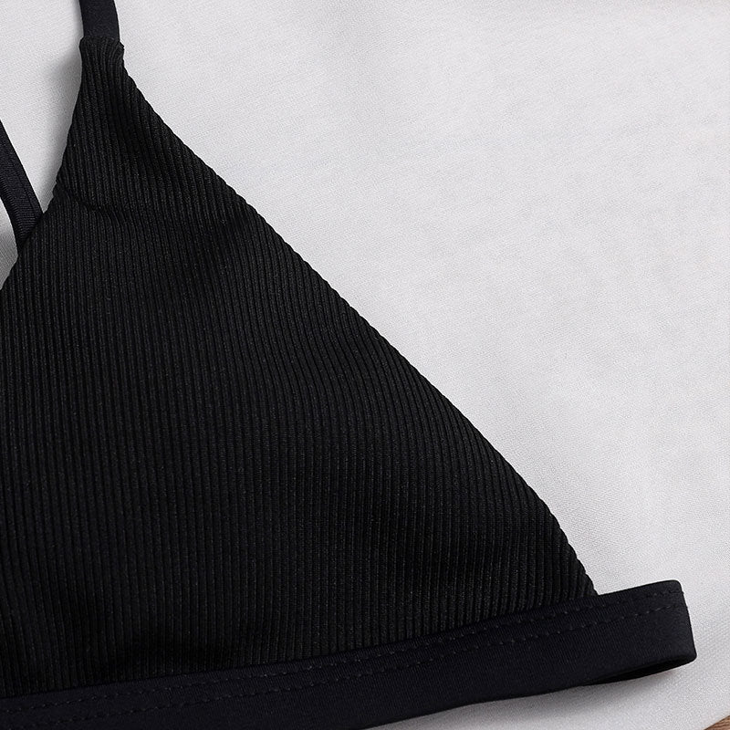Elegant svart bikinitopp med triangeldesign. Dam badkläder för strand och pool, erbjuder bekväm passform.